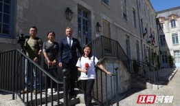 太原网红吃瓜事件视频播放,视频播放引发全网热议