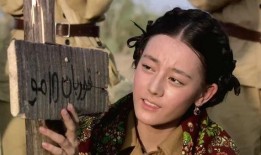 新疆网红阿娜尔罕吃瓜,新疆网红阿娜尔罕的夏日吃瓜盛宴