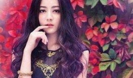 新疆网红阿娜尔罕吃瓜,新疆网红阿娜尔罕的夏日吃瓜盛宴