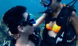 在线观看腥红假期